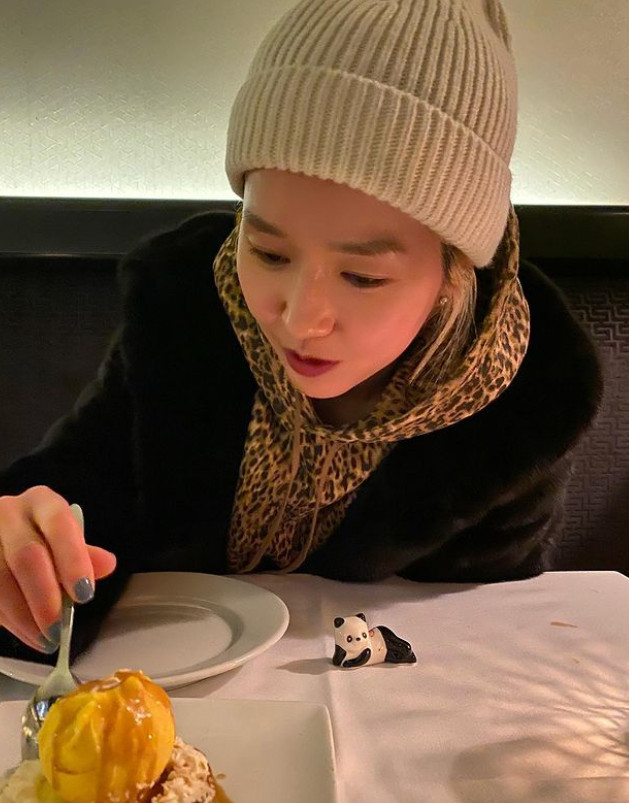 Lee Jin, a former group Fin.K.L, showed off her sophisticated beauty.Lee Jin posted a picture on his personal Instagram page on February 18.Lee Jin is enjoying a meal at a restaurant. Lee Jin, wearing a Hopi Reservation pattern hoodie fur jacket and beanie, reveals a chic New Yorker aspect.Especially, it gives a point with red lip and gives a mature and sexy feeling.Meanwhile, Lee Jin married a non-entertainment man in 2016 and is living in New York City, USA.Lee Jin made headlines on JTBCs Fin.K.L Club, which aired in 2019.