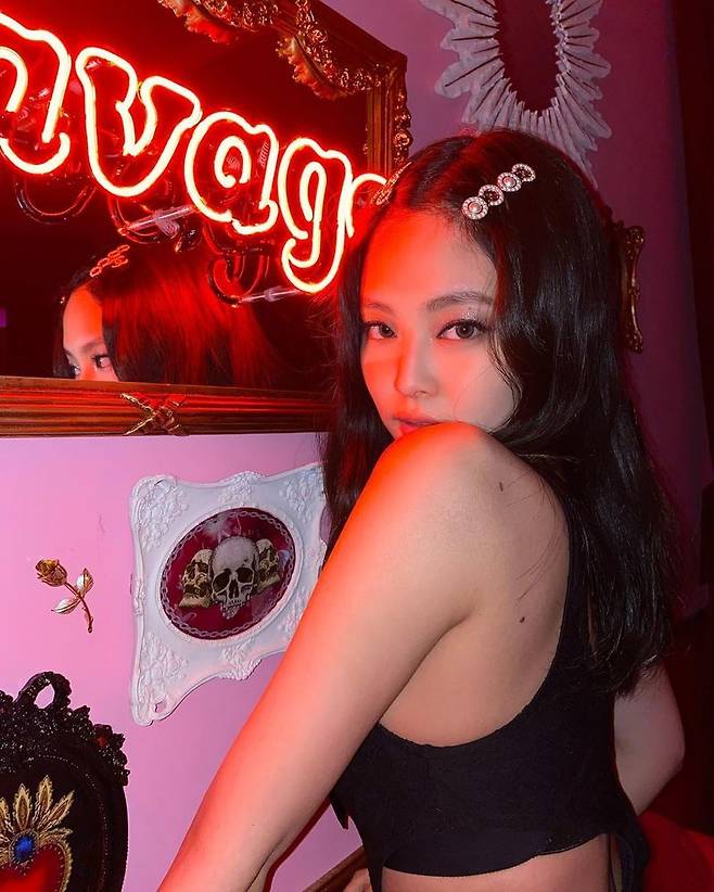 Group BLACKPINK member Jenny Kim has unveiled a chic visual.On February 18, Jenny Kim posted several photos on her Instagram account with the caption Pretty Savage.In the photo, Jenny Kim collects her attention by wearing dark makeup and colorful costumes.Jenny Kim showed off her unique doll visuals with a dour look.Meanwhile, group BLACKPINK, which includes Jenny Kim, deVed in 2016 as a digital single album SQUARE ONE.Jenny Kim has opened a personal YouTube channel Jennierubyjane Official to continue communication with fans around the world.Jenny Kim proved her unique popularity by climbing to the top of the Girl Groups personal brand reputation in February.Group BLACKPINK, which includes Jenny Kim, proved to have become a global top girl group with its overwhelming presence on domestic and overseas leading charts with its premiere song Ice Cream, which was featured in collaboration with pop star Selena Gomez and the title song Lovesick Girls of Regular 1st album THE ALBUM released on October 2nd ...