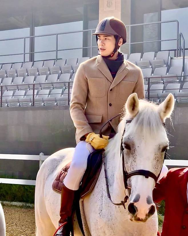 Actor Kim Young-kwang recently revealed his current status.On February 18, Kim Young-kwang posted two photos on his instagram.Kim Young-kwang, who is in the public photo, is enjoying riding. A full-length photo boasting the ratio of the ninth-class Model was also released.The netizens who watched the photos responded Its cool, Its handsome and Im watching the drama well.On the other hand, Kim Young-kwang, who made his debut as a singles Seoul Collection Lone Costum 06.07 F/W Model in 2006, has been active as an Actor in various works.In 2019, he won the 55th Baeksang Arts Award for Best Actor in the Film category.Currently, Kim Young-kwang is in charge of Han Yoo-hyun in KBS 2TV new drama Hello? Its me! And appeared in the movie Mission Passable released on February 17th.