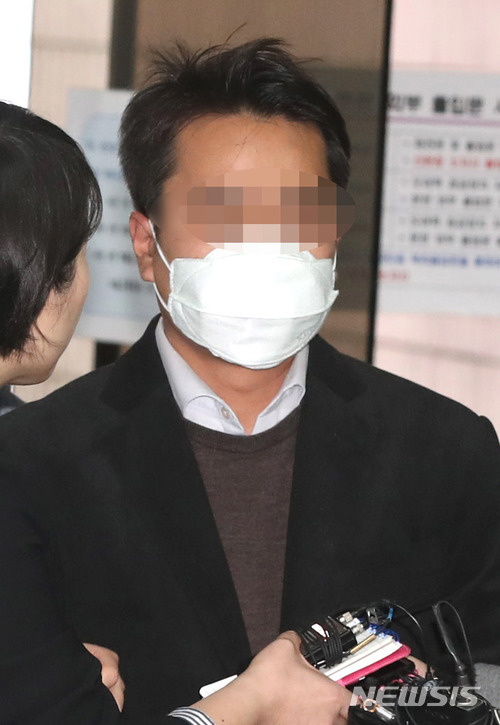 [서울=뉴시스]권현구 기자 = 후배검사를 성추행한 혐의를 받고 있는 전직 검사가 A씨가 지난 2018년 3월30일 오전 서울 서초구 서울중앙지방법원에서 열린 구속 전 피의자심문에 출석하고 있다. 2018.03.30. stoweon@newsis.com