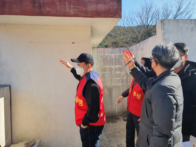 [포항=뉴시스] 강진구 기자 = 경북 포항수성사격장반대대책위와 권익위 관계자들이 18일 오후 수성리 피해현장을 둘러보고 있다.(사진=포항수성사격장반대대책위원회 제공) 2021.02.18.photo@newsis.com *재판매 및 DB 금지