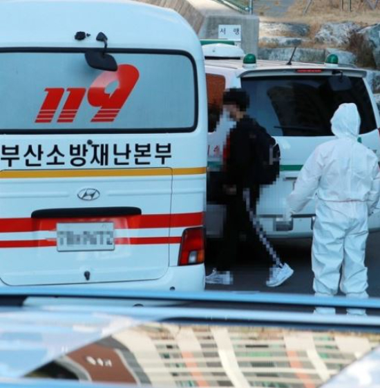 지난해 11월 30일 부산 금정고에서 병상 부족으로 한 확진자가 대구로 가기 위해 소방 버스에 타고 있다. 연합뉴스