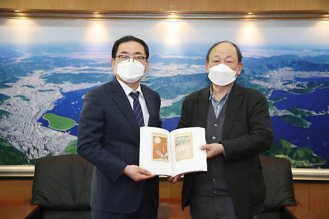 허성무 창원시장(왼쪽)과 윤범모 국립현대미술관장. 창원시 제공