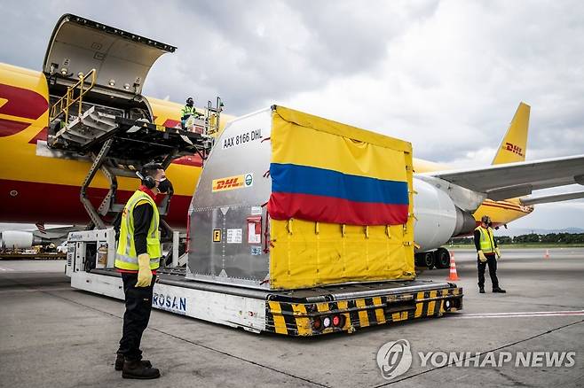 15일(현지시간) 콜롬비아에 도착한 화이자 백신 [콜롬비아 대통령실/AFP=연합뉴스]