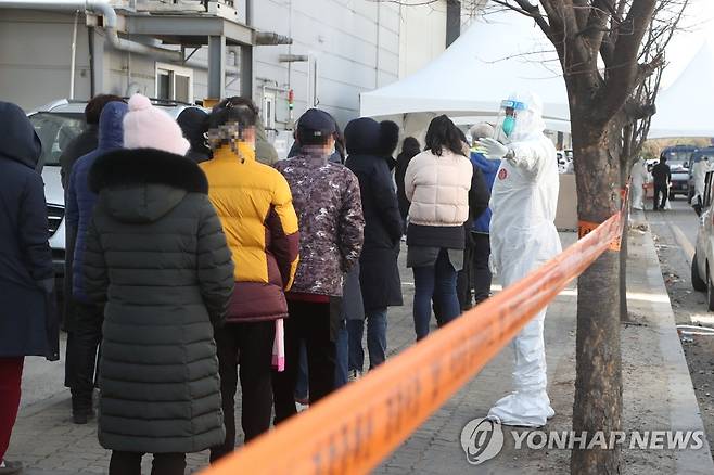 코로나19 검사 받는 산업단지 근로자 (남양주=연합뉴스) 임병식 기자 = 17일 경기도 남양주시 진건읍 진관산업단지에서 근로자들이 신종 코로나바이러스 감염증(코로나19) 검사를 위해 줄지어 대기하고 있다. 2021.2.17 andphotodo@yna.co.kr