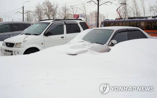 하바롭스크 주에서 눈에 파묻힌 자동차의 모습. [타스=연합뉴스]