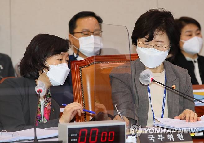 논의하는 여가부 장ㆍ차관 (서울=연합뉴스) 진성철 기자 = 정영애 여성가족부 장관(오른쪽)과 김경선 차관이 18일 국회에서 열린 여성가족위원회 전체회의에서 논의하고 있다. 2021.2.18 zjin@yna.co.kr