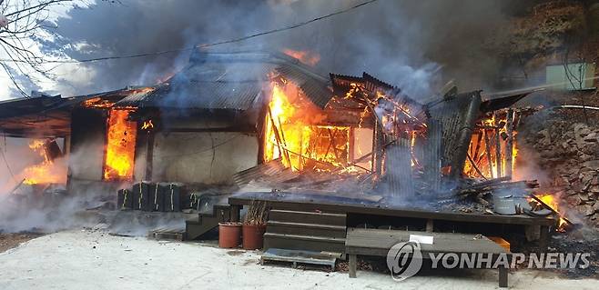 밀양 야산 산불 (밀양=연합뉴스) 18일 오후 2시 49분께 경남 밀양시 산내면 한 야산에서 불이 나 소방 당국이 진화하고 있다. 2021.2.18 [경남소방본부 제공. 재판매 및 DB 금지] contactje@yna.co.kr