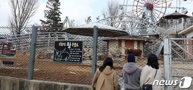 비수도권 사회적 거리두기가 1.5단계로 완화되며 전북 전주동물원의 운영이 재개된 15일 전주동물원을 찾은 시민들이 즐거운 시간 보내고 있다. 2021.2.15/뉴스1 © News1 유경석 기자