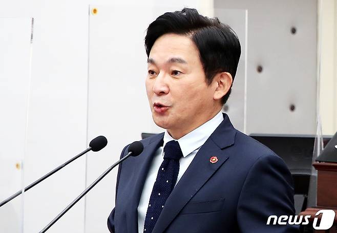 원희룡 제주지사가 19일 제주 제2공항 도민여론조사 대도민 입장문을 발표하고, 국토부의 현명한 결정을 기대한다고 밝혔다.  사진은 지난해 11월 제389회 제주도의회 제2차 정례회 제1차 본회의에서  '2021년도 제주도 예산안' 제출에 따른 시정연설을 하는 원희룡 지사.(제주도의회 제공)2020.11.16/뉴스1 © News1 오미란 기자