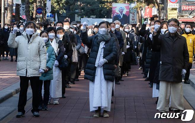 19일 오전 서울 종로구 대학로 소나무길에서 열린 고(故) 백기완 통일문제연구소 소장 노제에서 유가족 및 참석자들이 '임을 위한 행진곡'을 제창하고 있다. 2021.2.19/뉴스1 © News1 안은나 기자