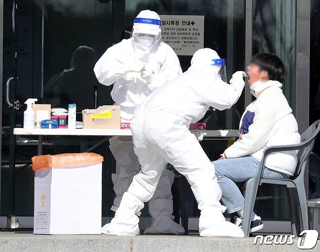 전북 김제시 실내체육관에 마련된 임시 선별진료소를 찾은 시민들이 검사를 받고 있다. © News1 유경석 기자