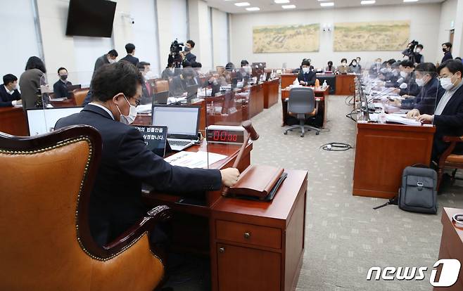 유기홍 국회 교육위원장이 19일 서울 여의도 국회에서 열린 교육위원회 전체회의에서 법률안을 상정하고 있다./뉴스1 © News1 성동훈 기자