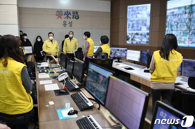 지난 18일 김석환 홍성군수는 CCTV 관제센터를 찾아 관제원들의 노고를 격려하고 감사의 마음을 담은 간식을 전달했다.(홍성군 지공).© 뉴스1