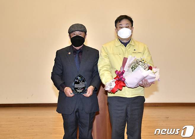 19일 장영수 전북 장수군수(오른쪽)가 퇴임하는 유정석 논개정신 선양회 사무국장에게 감사패를 전달하고 있다.(장수군제공)2021.2.19 /뉴스1