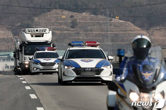 19일 오후 경기도 이천시 지트리비앤티 물류창고에서 신종 코로나바이러스 감염증(코로나19) 백신 유통 제2차 범정부 통합 모의훈련이 실시되고 있다. 2021.2.19/뉴스1 © News1 조태형 기자