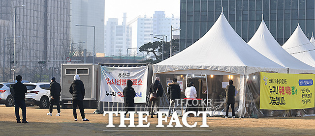 서울시가 사회적 거리두기 2단계 하향에 따라 각종 노인 복지시설과 요양시설에 대한 방역조치를 완화하면서 고위험군인 노인 감염 확산에 대한 우려가 제기된다. 13일 오전 용산역 앞 광장에 마련된 코로나19 임시 선별검사소에 검사 시작 전부터 많은 시민들이 줄지어 있다. /이새롬 기자