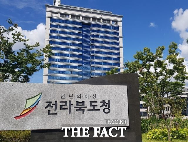 전북도 도민안전실 민생특별사법경찰팀은 개학기를 맞아 학교 주변 청소년 유해업소와 위해 식품 제조‧판매 업소를 대상으로 기획 단속에 나선다. /더팩트 DB