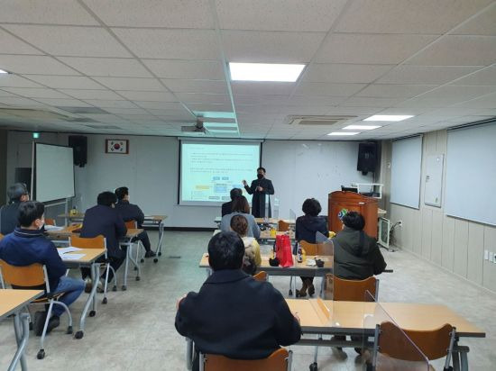 함양군 도시재생 마을관리사회적협동조합 주민교육을 하고 있다