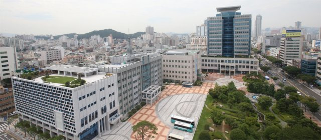 울산시가 중구 혁신도시에 제2청사 신축을 추진하고 있다. 최근 5년간 울산의 인구가 감소하고 있는 상황에서 청사 신축이 타당하냐는 논란이 일고 있다. 사진은 현재의 울산시청사. 울산시 제공