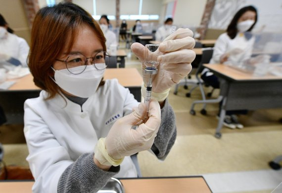 지난 18일 오후 대구시 동구 신천동 대구·경북간호사회 강당에서 열린 '코로나19' 예방접종 간호사 직무교육에 참석한 간호사들이 '코로나19' 백신 접종 실습을 하고 있다. 사진=뉴스1