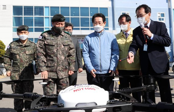 김영록 전남도지사(사진 오른쪽에서 세 번째)와 김정수 육군 제2작전사령관(왼쪽에서 두 번째)이 19일 차세대 드론산업 협력체게 구축을 위해 고흥군 고흥읍 고흥항공센터를 방문해 드론 시연과정을 살펴보고 있다.사진=전남도 제공