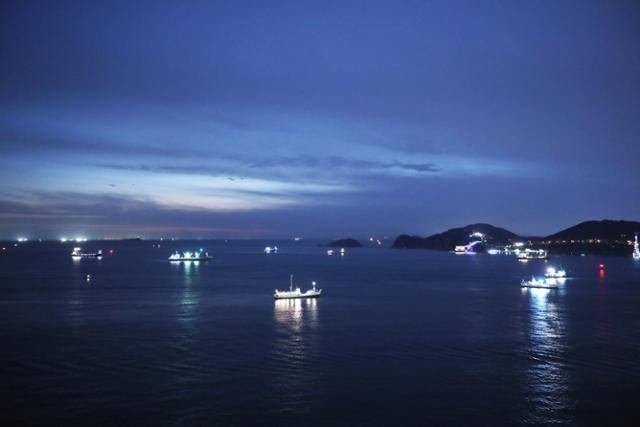 망망대해에 불을 밝힌 배들이 모인 묘박지 야경. ⓒ박준규