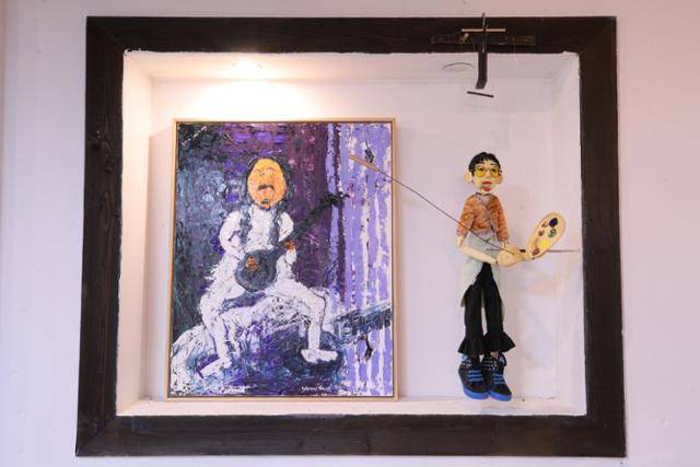 '흰여울갤러리 예술창고'에 히베 작가의 그림과 김솔 작가의 목각인형이 나란히 전시돼 있다. 서로를 표현한 작품이다. ⓒ박준규