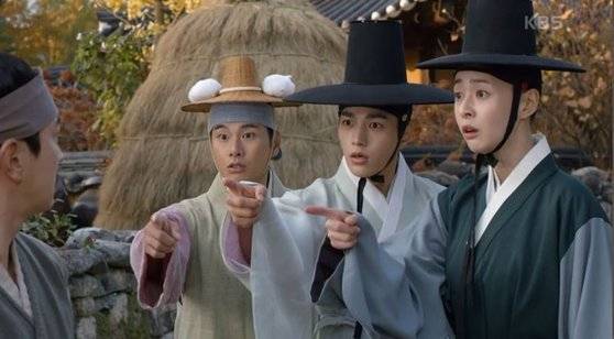 암행어사 성다겸(김명수), 몸종 박춘삼(이이경)과 함께 남장을 하고 나선 홍다인(권나라). [사진 KBS]