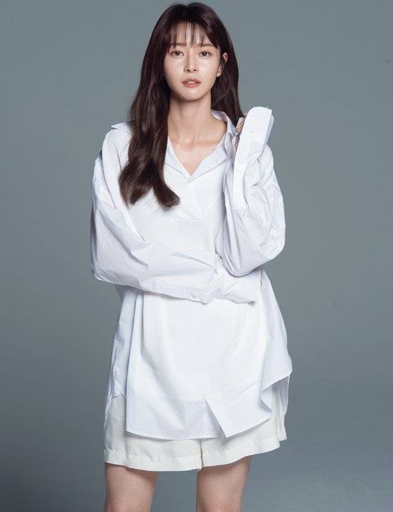 권나라는 “코로나 때문에 헬로비너스 멤버들을 자주 보진 못하지만 모바일 단체 대화방으로 틈틈이 소통하고 있다. 멤버들이 의지가 많이 된다”고 말했다. [사진 A-MAN 프로젝트]