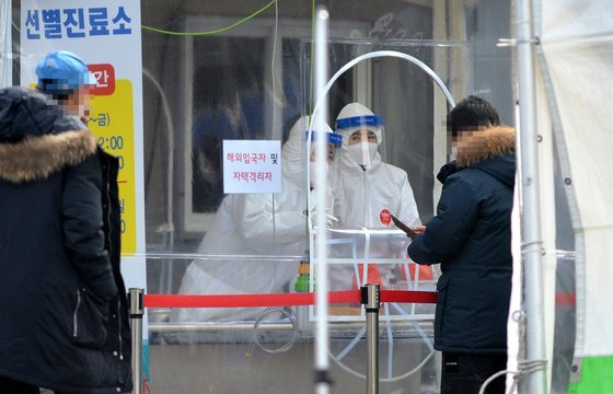 신종 코로나바이러스 감염증(코로나19)이 전국으로 확산하고 있는 가운데 지난 18일 대전의 한 보건소 코로나19 선별진료소에서 의료진이 방문한 시민들을 분주히 검사하고 있다. 프리랜서 김성태