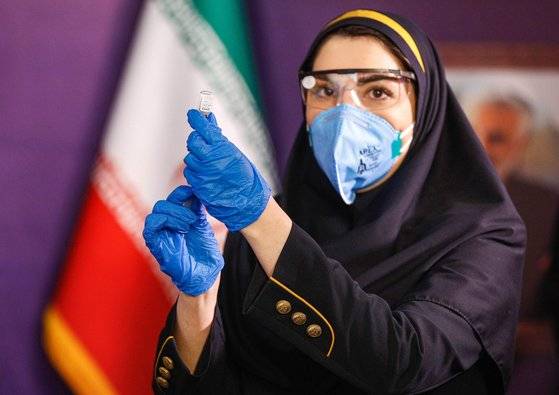 지난해 12월 29일 이란의 한 의료 관계자가 임상 1상 단계인 자국 백신을 실험하기 위해 주사를 준비하고 있다.의 개발위한 임상 1상에서 개발한 백신 투여를 실험하고 있다. [AFP=연합뉴스]