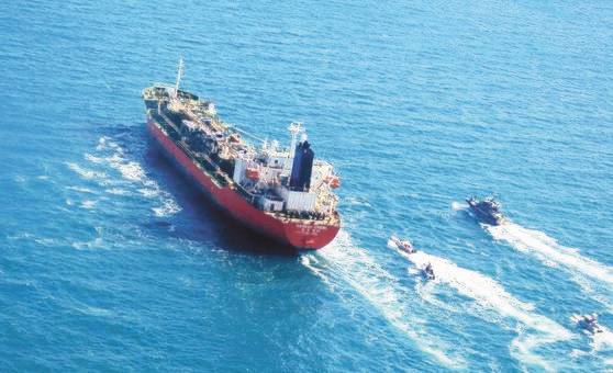 한국 선박(가운데 큰 배)이 이란 혁명수비대에 나포돼 이란 항구를 향하고 있다. [AFP=연합뉴스]