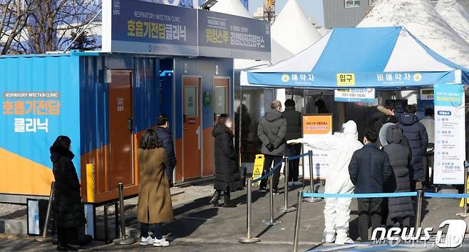 지난 18일 오전 경기 남양주시 남양주보건소 마련된 선별진료소에서 시민들이 신종 코로나바이러스 감염증(코로나19) 진단검사를 받기 위해 줄을 서 기다리고 있다.   경기 남양주시 진관산업단지에서 신종 코로나바이러스 감염증(코로나19) 집단감염이 발생해 방역당국이 비상이다./사진제공=뉴스1