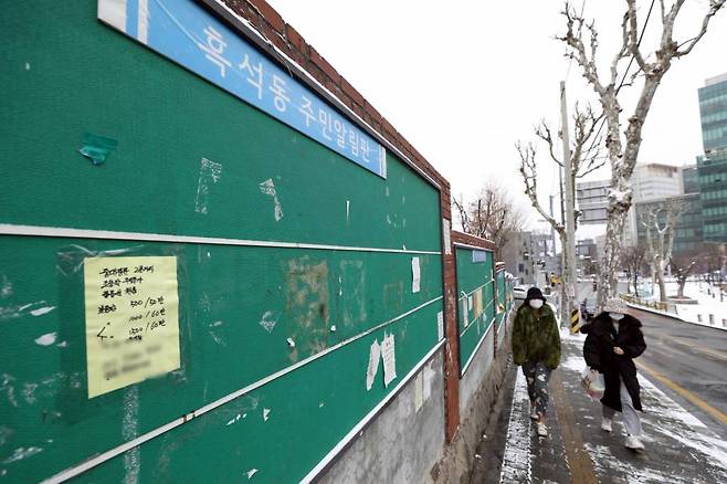 16일 서울 동작구 중앙대학교 인근 원룸 및 하숙집 공고가 붙어있던 주민게시판이 대부분 텅 비어 있다. 사진은 기사와 직접적인 관련 없음./사진=뉴시스