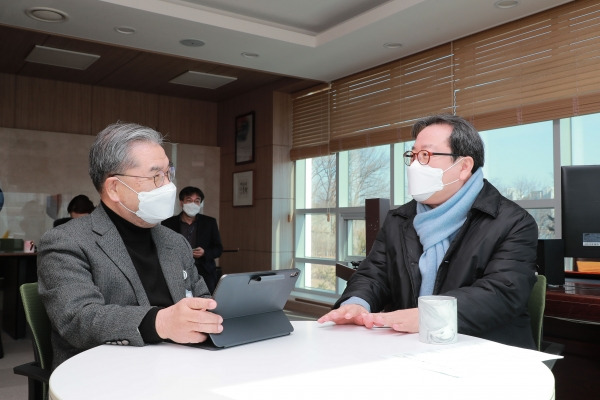 지난 18일 조광한 남양주시장이 경기도교육청을 방문해 이재정 경기도교육감과 미래 교육 방향을 논의하며 도교육청의 협력을 요청했다. / 사진제공=남양주시