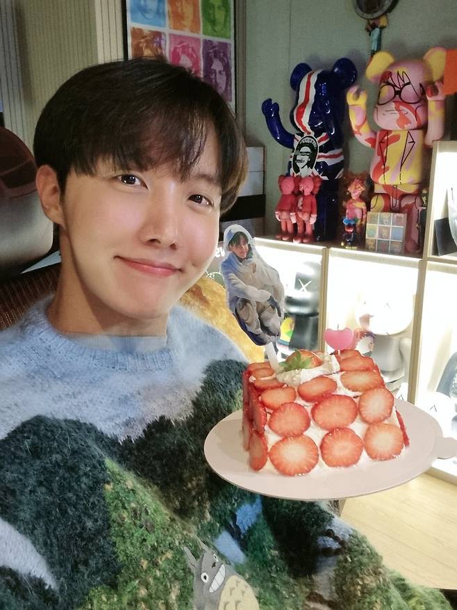 Group BTS member Jungkook unveiled Portrait celebrating member J-Hopes birthday.Jungkook told BTS official SNS on the afternoon of February 18, Happy Birthday.Jungnyeong You posted a picture after showing J-Hopes real name, Jung Ho-seok, Sam-Hwang-si, called Ho-gi, Seok-sam Raccoon Squid.The public image is a J-Hope painted by Jungkook.Jungkook, who has gathered topics with his high-quality painting skills after his debut, also completed J-Hope Portrait with a great deal of admiration from many fans.J-Hope responded Did you draw it? Big hit on the afternoon of the 18th, and Jimin praised Do not lie ... you have exceeded the category of people on the morning of the 19th.Meanwhile, J-Hope celebrated her 28th birthday on February 18.J-Hope said: Thank you so much Ami for celebrating her birthday, so today was a more meaningful and happy time.I am not ashamed of being born in the world, I will show you a lot of good things in the future! I love you, Ami. J-Hope donated 150 million won through the Green Umbrella Childrens Foundation, a child support agency, for his birthday.J-Hopes donations will be used for childcare, learning, and facility support for visual and hearing impaired children suffering from economic difficulties.J-Hope said, The prolonged Corona 19 has greatly increased the number of vulnerable families, and I heard that support for children with disabilities is especially urgent.I hope that this sponsorship will further expand the social interest in children with disabilities. It is not the first time J-Hope has been delighted with the hardest neighbors.J-Hope, who became a member of the Green Noble Club, a group of high donors of more than 100 million won for the Green Umbrella Childrens Foundation by donating 150 million won for the training of human resources and children in 2018, donated 100 million won for his younger students from low-income families in February 2019 and 100 million won for the treatment of children in December of the same year.Last year, the company also donated 100 million won to children in crisis families who are suffering from Corona 19. J-Hopes cumulative donation exceeded 600 million won.It is worthwhile to spread the good influence by rewarding the fans and the public with good music, stage, and good deeds in support and love.