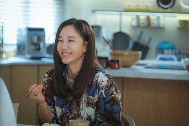 TV CHOSUN Weekend mini series The Marriage Writing Divorce released the B-cut vowel ZIP, which shows the actors scene, raising expectations for the upcoming second act.TV CHOSUN Weekend mini-series The Marriage Writing Divorce Composed (Phoebe, Lim Sung-han)/Director Yoo Jung-joon, Lee Seung-hoon/Produced (Jidam Media), Green Snake Media/hereinafter, The Joining Song) is about the unhappiness that has been encountered by three charming heroines in their 30s, 40s and 50s It is a story, a drama about the dissonance of couples looking for true love.The shadow of the blue cast on the Wannabe 30s, 40s and 50s is getting thicker, causing the audience to respond hotly.In the last 8 episodes, TV CHOSUN Drama is the first to set a jackpot record exceeding 10% and continues to win.In this regard, Gong Hoon - Lee Tae-gon - Park Joo-Mi - Lee Ga-ryung - Jeon Soo-kyung - Jeon No-Min are showing behind cut that can not be seen in the tense drama.Sung Hoon and Lee Ga-ryung, who played the role of Judge and Deputy Judge of the Dink couple in the third year of marriage, are giving off affection in the field unlike the cold drama due to the pregnancy of an adulterous woman.Especially, it is a realistic newlywed couple Kimi with a mask pack and a script together.In addition, Sung Hoon showed the aspect of Sweet Room by taking a picture of Dongmi and a certified shot of a dog that Kim Eung-soo cherishes, and plays a hugely brilliant female vice-president, but Lee Ga-ryung, who is actually a sunny personality, and delivered bright energy.Lee Tae-gon and Park Joo-Mi, who are in their 40s and married couples Shin Yu-shin and Safi Young, are both in the camera and outside.Lee Tae-gon, who has a quiet humor and a fantastic breath of Park Joo-Mi, who is well received, is shining in the field.Lee Tae-gon, who recently showed a suspicious feeling with his stepmother Kim Dong-mi (Kim Bo-yeon) and his lovers behavior, is playing a role as an atmosphere maker by practicing and hugging Kim Bo-yeon in front of Park Joo-Mi and boasting a pair of school uniforms like a boy.Park Joo-Mi is showing professionality in front of Lee Tae-gon, softly, in the scene with the conflicting mother, consulting with the director and using various scenes.Jeon Soo-kyung and Jeon No-Min, who are in their 50s and married couples, express the process of becoming a family with the sudden confession of affair and demand of Park Hae-ryun, the model head and father.Moreover, the solo scenes of Park Hae-ryun (Jeon No-Min) and Jeon Hye-won, who bought public sympathy for the people, made the scene breathless due to two actors who were immersed in acting at the time of shooting. Also, Jeon Soo-kyung delicately depicts Lee Si-eun, who was laughing hard despite his misfortune, I got it.However, the families of the 50s, including Jeon Soo-kyung, Jeon No-Min, Jeon Hye-won, and Lim Han-bin, took off their tears in the seventh and eighth times and showed delight with the Kembolic Family Photo, which is wearing pajamas and jumping high.In addition, Jeon Soo-kyung and Jeon No-Min showed off their break time heart-to-shoot, which made them cheerful.In addition, the aerodynamic mid-sized actors also attracted a different reversal than on the screen.Kim Eung-soo, who is deeply immersed in the script, and Lee Hyo-chun, who is concentrating on the directors words, have been spewing veteran swag.Kim Dong-mi, Kim Bo-yeon and So-jeong, Lee Jong-nam, who come out as a rival in the drama, are making intimacy with their youthful smiles.