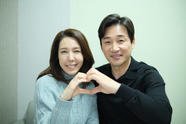 TV CHOSUN Weekend mini series The Marriage Writing Divorce released the B-cut vowel ZIP, which shows the actors scene, raising expectations for the upcoming second act.TV CHOSUN Weekend mini-series The Marriage Writing Divorce Composed (Phoebe, Lim Sung-han)/Director Yoo Jung-joon, Lee Seung-hoon/Produced (Jidam Media), Green Snake Media/hereinafter, The Joining Song) is about the unhappiness that has been encountered by three charming heroines in their 30s, 40s and 50s It is a story, a drama about the dissonance of couples looking for true love.The shadow of the blue cast on the Wannabe 30s, 40s and 50s is getting thicker, causing the audience to respond hotly.In the last 8 episodes, TV CHOSUN Drama is the first to set a jackpot record exceeding 10% and continues to win.In this regard, Gong Hoon - Lee Tae-gon - Park Joo-Mi - Lee Ga-ryung - Jeon Soo-kyung - Jeon No-Min are showing behind cut that can not be seen in the tense drama.Sung Hoon and Lee Ga-ryung, who played the role of Judge and Deputy Judge of the Dink couple in the third year of marriage, are giving off affection in the field unlike the cold drama due to the pregnancy of an adulterous woman.Especially, it is a realistic newlywed couple Kimi with a mask pack and a script together.In addition, Sung Hoon showed the aspect of Sweet Room by taking a picture of Dongmi and a certified shot of a dog that Kim Eung-soo cherishes, and plays a hugely brilliant female vice-president, but Lee Ga-ryung, who is actually a sunny personality, and delivered bright energy.Lee Tae-gon and Park Joo-Mi, who are in their 40s and married couples Shin Yu-shin and Safi Young, are both in the camera and outside.Lee Tae-gon, who has a quiet humor and a fantastic breath of Park Joo-Mi, who is well received, is shining in the field.Lee Tae-gon, who recently showed a suspicious feeling with his stepmother Kim Dong-mi (Kim Bo-yeon) and his lovers behavior, is playing a role as an atmosphere maker by practicing and hugging Kim Bo-yeon in front of Park Joo-Mi and boasting a pair of school uniforms like a boy.Park Joo-Mi is showing professionality in front of Lee Tae-gon, softly, in the scene with the conflicting mother, consulting with the director and using various scenes.Jeon Soo-kyung and Jeon No-Min, who are in their 50s and married couples, express the process of becoming a family with the sudden confession of affair and demand of Park Hae-ryun, the model head and father.Moreover, the solo scenes of Park Hae-ryun (Jeon No-Min) and Jeon Hye-won, who bought public sympathy for the people, made the scene breathless due to two actors who were immersed in acting at the time of shooting. Also, Jeon Soo-kyung delicately depicts Lee Si-eun, who was laughing hard despite his misfortune, I got it.However, the families of the 50s, including Jeon Soo-kyung, Jeon No-Min, Jeon Hye-won, and Lim Han-bin, took off their tears in the seventh and eighth times and showed delight with the Kembolic Family Photo, which is wearing pajamas and jumping high.In addition, Jeon Soo-kyung and Jeon No-Min showed off their break time heart-to-shoot, which made them cheerful.In addition, the aerodynamic mid-sized actors also attracted a different reversal than on the screen.Kim Eung-soo, who is deeply immersed in the script, and Lee Hyo-chun, who is concentrating on the directors words, have been spewing veteran swag.Kim Dong-mi, Kim Bo-yeon and So-jeong, Lee Jong-nam, who come out as a rival in the drama, are making intimacy with their youthful smiles.