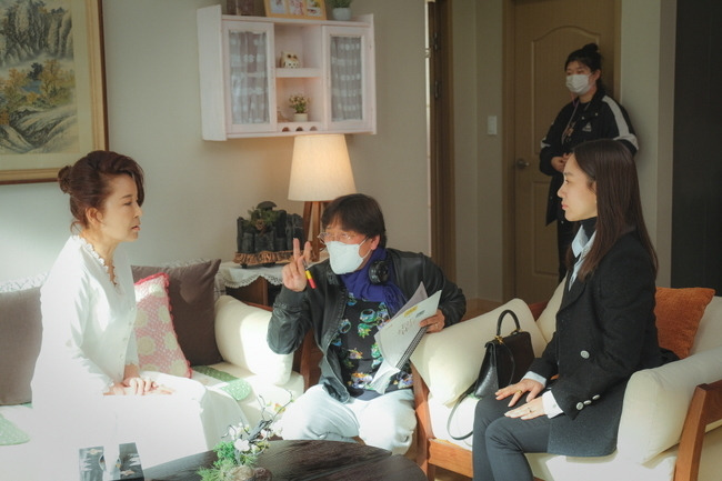 TV CHOSUN Weekend mini series The Marriage Writing Divorce released the B-cut vowel ZIP, which shows the actors scene, raising expectations for the upcoming second act.TV CHOSUN Weekend mini-series The Marriage Writing Divorce Composed (Phoebe, Lim Sung-han)/Director Yoo Jung-joon, Lee Seung-hoon/Produced (Jidam Media), Green Snake Media/hereinafter, The Joining Song) is about the unhappiness that has been encountered by three charming heroines in their 30s, 40s and 50s It is a story, a drama about the dissonance of couples looking for true love.The shadow of the blue cast on the Wannabe 30s, 40s and 50s is getting thicker, causing the audience to respond hotly.In the last 8 episodes, TV CHOSUN Drama is the first to set a jackpot record exceeding 10% and continues to win.In this regard, Gong Hoon - Lee Tae-gon - Park Joo-Mi - Lee Ga-ryung - Jeon Soo-kyung - Jeon No-Min are showing behind cut that can not be seen in the tense drama.Sung Hoon and Lee Ga-ryung, who played the role of Judge and Deputy Judge of the Dink couple in the third year of marriage, are giving off affection in the field unlike the cold drama due to the pregnancy of an adulterous woman.Especially, it is a realistic newlywed couple Kimi with a mask pack and a script together.In addition, Sung Hoon showed the aspect of Sweet Room by taking a picture of Dongmi and a certified shot of a dog that Kim Eung-soo cherishes, and plays a hugely brilliant female vice-president, but Lee Ga-ryung, who is actually a sunny personality, and delivered bright energy.Lee Tae-gon and Park Joo-Mi, who are in their 40s and married couples Shin Yu-shin and Safi Young, are both in the camera and outside.Lee Tae-gon, who has a quiet humor and a fantastic breath of Park Joo-Mi, who is well received, is shining in the field.Lee Tae-gon, who recently showed a suspicious feeling with his stepmother Kim Dong-mi (Kim Bo-yeon) and his lovers behavior, is playing a role as an atmosphere maker by practicing and hugging Kim Bo-yeon in front of Park Joo-Mi and boasting a pair of school uniforms like a boy.Park Joo-Mi is showing professionality in front of Lee Tae-gon, softly, in the scene with the conflicting mother, consulting with the director and using various scenes.Jeon Soo-kyung and Jeon No-Min, who are in their 50s and married couples, express the process of becoming a family with the sudden confession of affair and demand of Park Hae-ryun, the model head and father.Moreover, the solo scenes of Park Hae-ryun (Jeon No-Min) and Jeon Hye-won, who bought public sympathy for the people, made the scene breathless due to two actors who were immersed in acting at the time of shooting. Also, Jeon Soo-kyung delicately depicts Lee Si-eun, who was laughing hard despite his misfortune, I got it.However, the families of the 50s, including Jeon Soo-kyung, Jeon No-Min, Jeon Hye-won, and Lim Han-bin, took off their tears in the seventh and eighth times and showed delight with the Kembolic Family Photo, which is wearing pajamas and jumping high.In addition, Jeon Soo-kyung and Jeon No-Min showed off their break time heart-to-shoot, which made them cheerful.In addition, the aerodynamic mid-sized actors also attracted a different reversal than on the screen.Kim Eung-soo, who is deeply immersed in the script, and Lee Hyo-chun, who is concentrating on the directors words, have been spewing veteran swag.Kim Dong-mi, Kim Bo-yeon and So-jeong, Lee Jong-nam, who come out as a rival in the drama, are making intimacy with their youthful smiles.