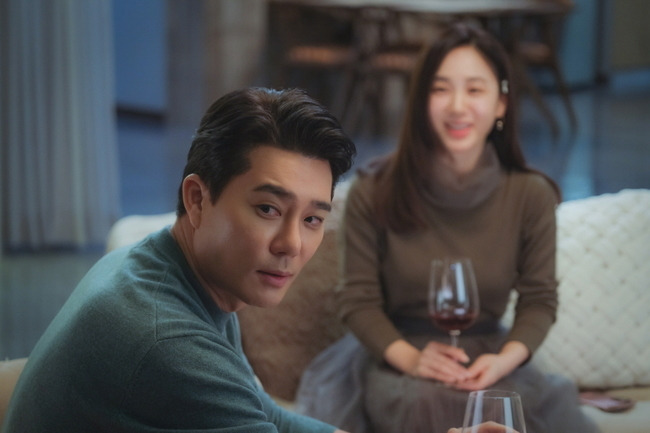 TV CHOSUN Weekend mini series The Marriage Writing Divorce released the B-cut vowel ZIP, which shows the actors scene, raising expectations for the upcoming second act.TV CHOSUN Weekend mini-series The Marriage Writing Divorce Composed (Phoebe, Lim Sung-han)/Director Yoo Jung-joon, Lee Seung-hoon/Produced (Jidam Media), Green Snake Media/hereinafter, The Joining Song) is about the unhappiness that has been encountered by three charming heroines in their 30s, 40s and 50s It is a story, a drama about the dissonance of couples looking for true love.The shadow of the blue cast on the Wannabe 30s, 40s and 50s is getting thicker, causing the audience to respond hotly.In the last 8 episodes, TV CHOSUN Drama is the first to set a jackpot record exceeding 10% and continues to win.In this regard, Gong Hoon - Lee Tae-gon - Park Joo-Mi - Lee Ga-ryung - Jeon Soo-kyung - Jeon No-Min are showing behind cut that can not be seen in the tense drama.Sung Hoon and Lee Ga-ryung, who played the role of Judge and Deputy Judge of the Dink couple in the third year of marriage, are giving off affection in the field unlike the cold drama due to the pregnancy of an adulterous woman.Especially, it is a realistic newlywed couple Kimi with a mask pack and a script together.In addition, Sung Hoon showed the aspect of Sweet Room by taking a picture of Dongmi and a certified shot of a dog that Kim Eung-soo cherishes, and plays a hugely brilliant female vice-president, but Lee Ga-ryung, who is actually a sunny personality, and delivered bright energy.Lee Tae-gon and Park Joo-Mi, who are in their 40s and married couples Shin Yu-shin and Safi Young, are both in the camera and outside.Lee Tae-gon, who has a quiet humor and a fantastic breath of Park Joo-Mi, who is well received, is shining in the field.Lee Tae-gon, who recently showed a suspicious feeling with his stepmother Kim Dong-mi (Kim Bo-yeon) and his lovers behavior, is playing a role as an atmosphere maker by practicing and hugging Kim Bo-yeon in front of Park Joo-Mi and boasting a pair of school uniforms like a boy.Park Joo-Mi is showing professionality in front of Lee Tae-gon, softly, in the scene with the conflicting mother, consulting with the director and using various scenes.Jeon Soo-kyung and Jeon No-Min, who are in their 50s and married couples, express the process of becoming a family with the sudden confession of affair and demand of Park Hae-ryun, the model head and father.Moreover, the solo scenes of Park Hae-ryun (Jeon No-Min) and Jeon Hye-won, who bought public sympathy for the people, made the scene breathless due to two actors who were immersed in acting at the time of shooting. Also, Jeon Soo-kyung delicately depicts Lee Si-eun, who was laughing hard despite his misfortune, I got it.However, the families of the 50s, including Jeon Soo-kyung, Jeon No-Min, Jeon Hye-won, and Lim Han-bin, took off their tears in the seventh and eighth times and showed delight with the Kembolic Family Photo, which is wearing pajamas and jumping high.In addition, Jeon Soo-kyung and Jeon No-Min showed off their break time heart-to-shoot, which made them cheerful.In addition, the aerodynamic mid-sized actors also attracted a different reversal than on the screen.Kim Eung-soo, who is deeply immersed in the script, and Lee Hyo-chun, who is concentrating on the directors words, have been spewing veteran swag.Kim Dong-mi, Kim Bo-yeon and So-jeong, Lee Jong-nam, who come out as a rival in the drama, are making intimacy with their youthful smiles.