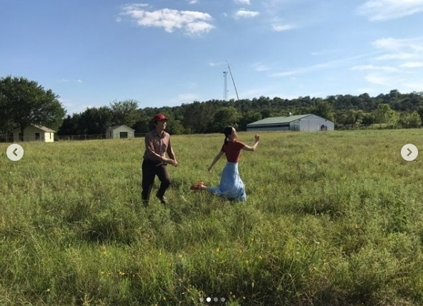 Two shots of Minari Steven Yeun and Yeri Han have been released.Yeri Han drew attention on February 19 by posting a photo of her with Steven Yeun during filming for the film Minari (director Jung I-sak) via her Instagram.Yeri Han, along with the photos, said, It is a coalition that knows Take me. He added Beautiful person and expressed his affection for his partner.Minari, which is about to be released in Korea on March 3, is a work that shows a very special journey of Korean family who left for the unfamiliar United States of America in search of hope.He is nominated for the Golden Globe Foreign Language Film Award and the United States of America Actors Guild Award (SAG) for Ensemble, Best Supporting Actress, and Best Actor, and has won 153 nominations for the former World 68.Steven Gerrard Yan of Walking Dead series, Okja and Burning divided into Jacob, a father who devotes all his strength to the farm for his family. Yeri Han, who has conveyed sympathy and comfort to the public based on solid acting power, played the role of Monica, a mother who leads the family in a strange United States of America ...