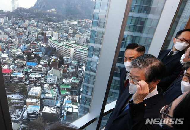 [서울=뉴시스]사진공동취재단 = 변창흠 국토교통부 장관이 5일 서울 용산구 KDB생명타워 LH주택공사에서 국토부 주관 서울역 쪽방촌 정비방안 계획발표에 참석해 부지를 둘러보고 있다. 이날 발표에는 김학진 서울시 행정2부시장, 성장현 용산구청장, 장충모 한국토지주택공사 사장 직무대행, 김세용 주택도시공사 사장 등 기관 관계자들이 참석했다. 2021.02.05. photo@newsis.com