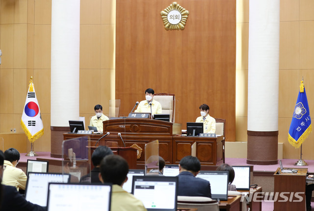 [전주=뉴시스] 한훈 기자 = 전북 전주시의회는 18일 ‘소상공인 임대료 감면대책 촉구 결의안’을 통해 ‘상가건물 임대차보호법’을 개정해 소상공인 임차인에 대한 임대료 감면을 의무화하자고 주장했다.(사진=전주시의회 제공).2021.01.18.  photo@newsis.com