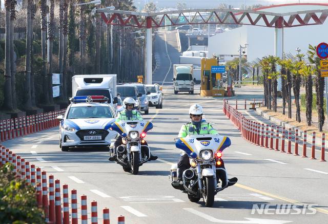 [제주=뉴시스]우장호 기자 = 19일 오후 제주국제공항에서 열린 아스트라제네카 백신 수송 훈련에서 수송 차량이 군과 경찰의 호위를 받으며 보관장소로 이동하고 있다. 2021.02.19. woo1223@newsis.com
