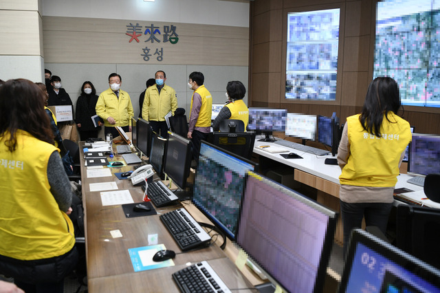 [홍성=뉴시스]김석환 홍성군수가 CCTV통합관제센터에서 직원들을 격려하고 있다.  *재판매 및 DB 금지