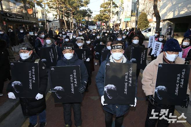 고 백기완 통일문제연구소장의 영결식이 엄수된 19일 오전 서울 종로구 대학로 소나무길에서 유족과 추모객들이 노제를 하고 있다. 이한형 기자