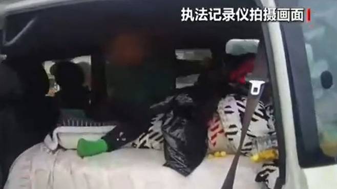 2월 13일 장자제 톨게이트에서 적발된 차량. 뒷좌석이 침대로 개조돼 있다. (사진=CCTV 캡처)