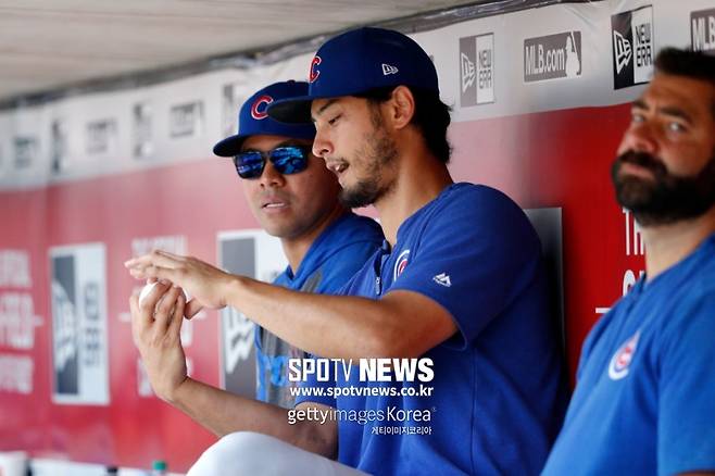 ▲ 호세 퀸타나(왼쪽)에게 구종을 설명하는 다르빗슈.