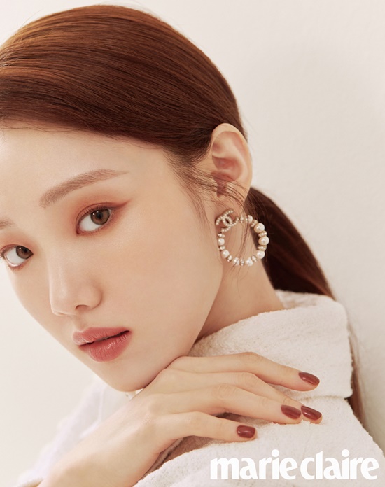 Lee Sung-kyung showed off her beautiful beautiful lookOn the 19th, Beauty Marie Claire released Lee Sung-kyungs March issue picture.Lee Sung-kyung in the public picture showed a bright Skins and created a clean and clear atmosphere.Lee Sung-kyung, who has a variety of makeup and costumes, attracted attention with his Fairy pitta charm.More pictorial cuts by Lee Sung-kyung can be found in the March issue of Marie Claire and on the Mari Claire website.Photo = Marie Claire